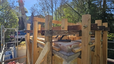 Warten auf den Kranhaken: In ein Korsett aus Stahl und Holz gespannt geht das letzte von vier Turm-Teilen auf die Reise.  (Foto: Wolfgang Grebenhof)