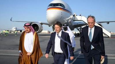 Bundeswirtschaftsminister Robert Habeck wird auf dem Flughafen von Doha vom deutschen Botschafter Claudius Fischbach (r) empfangen. (Foto: Bernd von Jutrczenka/dpa)
