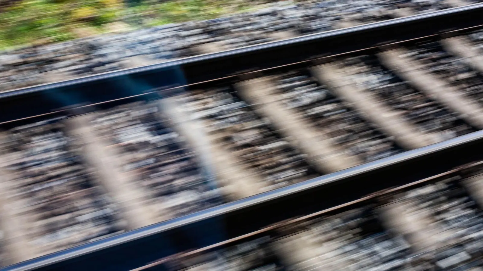 Zwei Kinder haben auf Bahngleisen Handyvideos gedreht. (Symbolbild) (Foto: Philipp von Ditfurth/dpa)