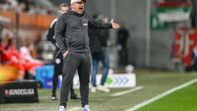 Angesprochen auf die Äußerungen von Bundestrainer Nagelsmann zu El Mala musste sich FC-Coach Kwasniok offensichtlich zurückhalten (Foto: Harry Langer/dpa)