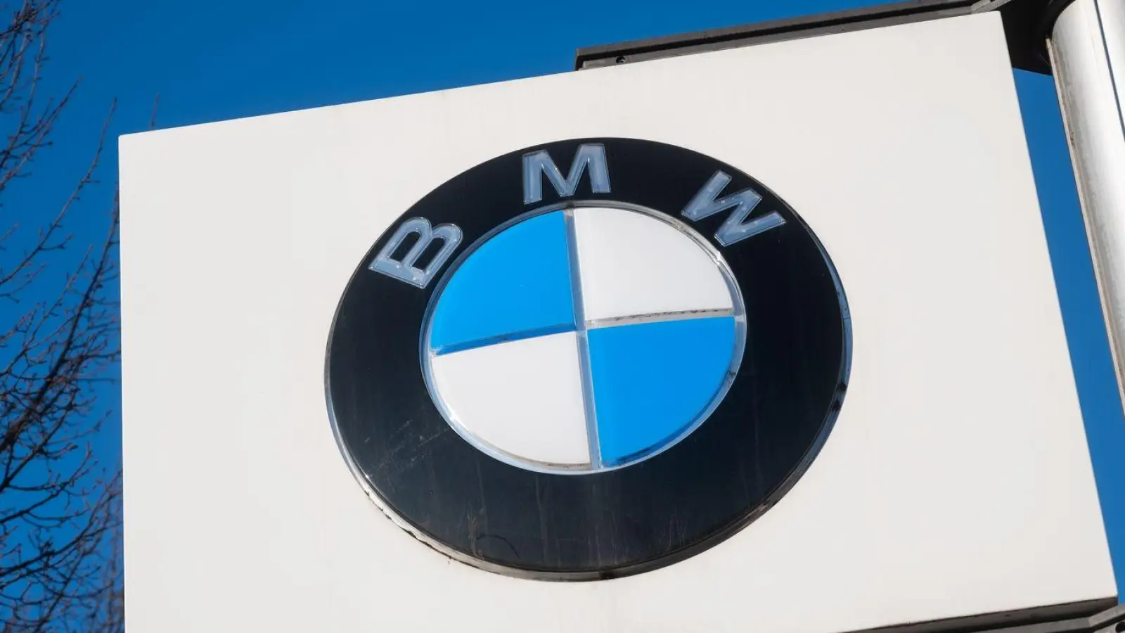 Vor einem Werk steht das Logo von BMW. (Foto: Christophe Gateau/dpa/Symbolbild)