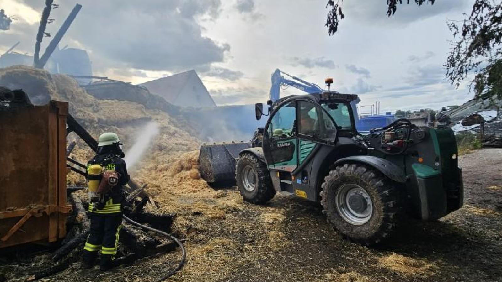 Straw and hay are smoldering: Barn near Volkertsweiler is on fire