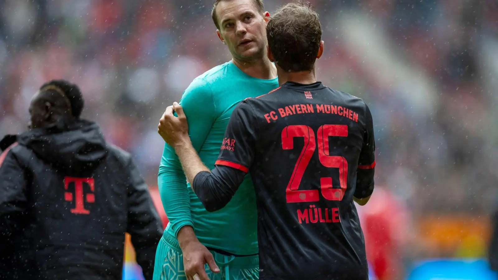 Münchens Torwart Manuel Neuer (M) und Münchens Thomas Müller (r) nach dem Spiel. (Foto: Tom Weller/dpa)