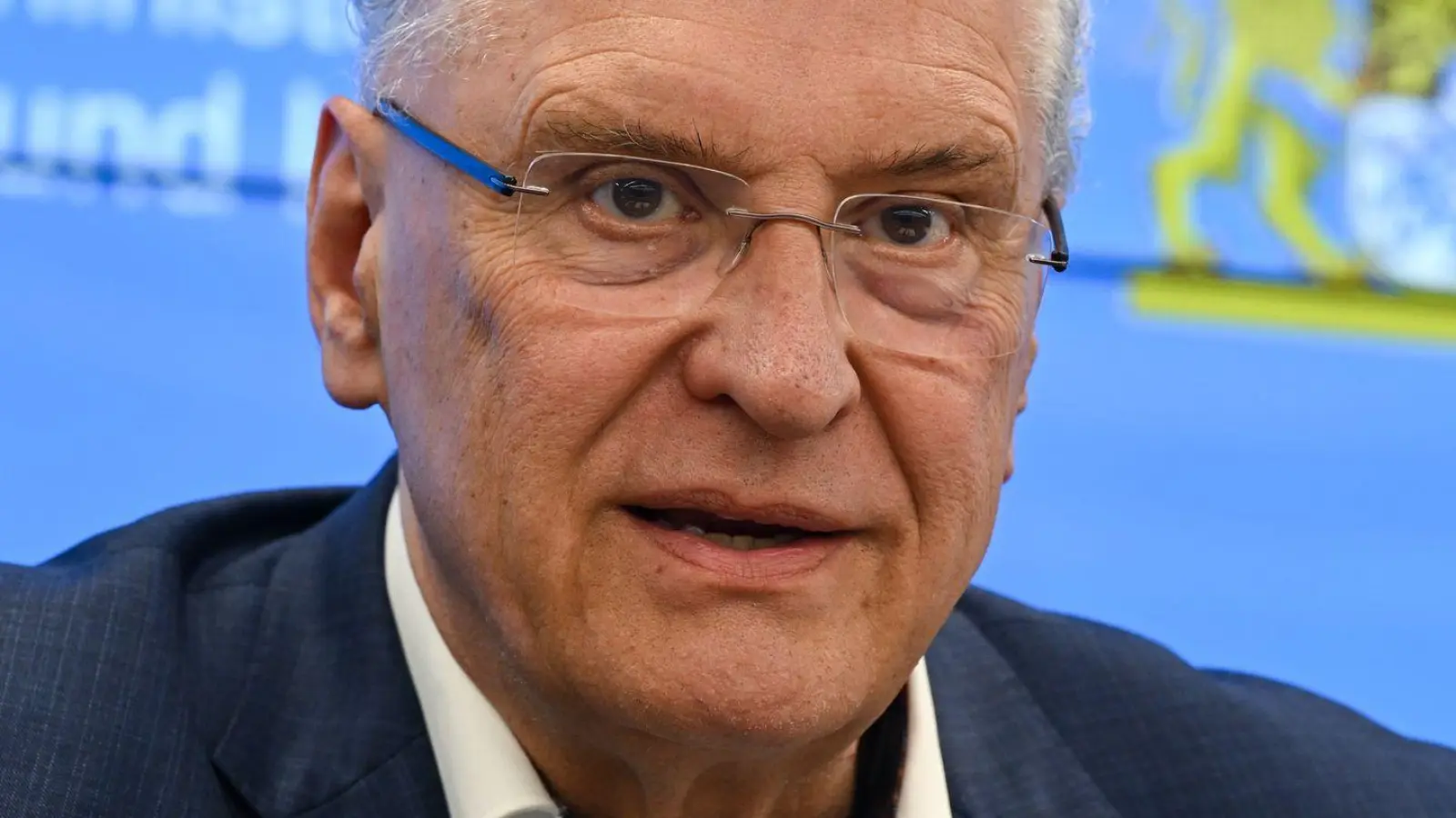 Bayerns Innenminister Joachim Herrmann (CSU) ist froh, dass die Zuwanderungszahlen deutlich zurückgegangen sind. (Archivbild) (Foto: Arne Dedert/dpa)