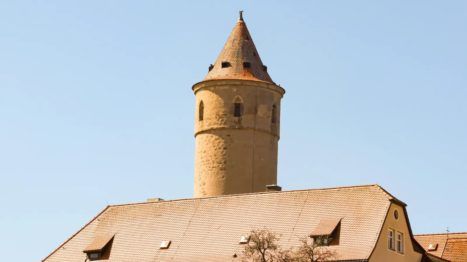 Von der früheren metallenen Spitze des Grünen Turms ist nach dem Sturm im Februar 2020 nur noch ein Stummel übrig. Die Spitze mit ihrer Kugel wurde danach im Bauhof eingelagert und verbrannte dort 2021 mit den beiden Hallen. (Foto: Martina Haas)