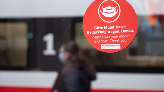 Bus und Bahn fahren war viele Monate lang in Deutschland nur mit Maske erlaubt. Das ändert sich im Februar. (Foto: Marijan Murat/dpa)