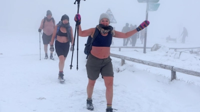 Bauchfrei beim Extremwandern auf dem Brocken (Foto: Matthias Bein/dpa)