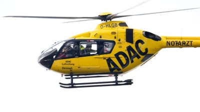 Der kleine Junge wurde mit dem Rettungshubschrauber in die Uniklinik Würzburg gebracht. (Symbolbild: Carsten Rehder/dpa)