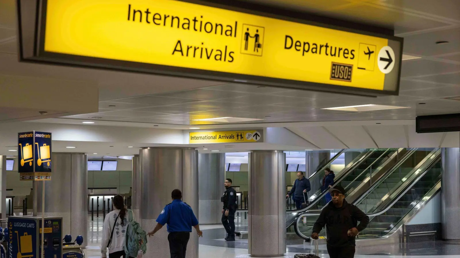 Auch Menschen, die mit einem gültigen Visum in die USA einreisen, werden künftig stärker unter die Lupe genommen. (Symbolbild) (Foto: Yuki Iwamura/FR171758 AP/dpa)