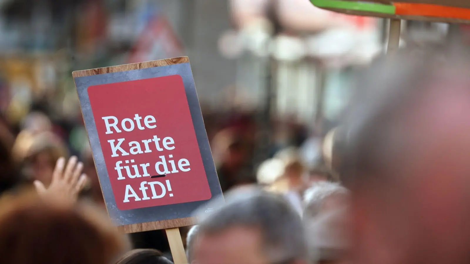 „Rote Karte für die AfD”” ist auf einem Plakat bei einer Demonstration gegen rechts in der Innenstadt zu lesen. (Foto: Karl-Josef Hildenbrand/dpa)