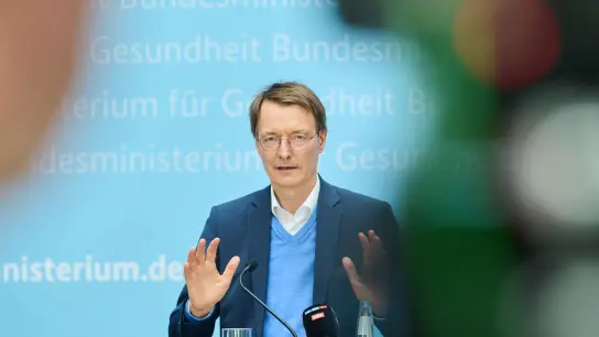 Karl Lauterbach (SPD), Bundesminister für Gesundheit, während einer Pressekonferenz in Berlin. (Foto: Annette Riedl/dpa)