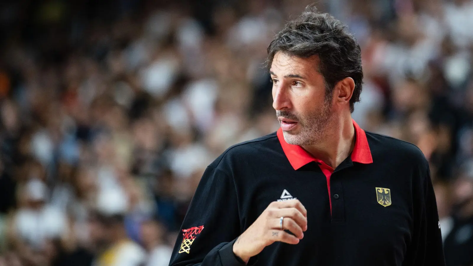 Aus dem Krankenhaus raus: Basketball-Trainer Mumbru. (Foto: Marius Becker/dpa)