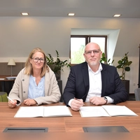 Auf der Suche nach größeren Räumen sind die MVZ-Verantwortlichen bei der Firma Beil fündig geworden. Mit ihren Unterschriften unter dem Mietvertrag besiegelten Catrin Beil, Geschäftsführerin bei der Firma Beil, und Stefan Grün, Vorsitzender des Kommunalunternehmens, die Partnerschaft. (Foto: Florian Schwab)