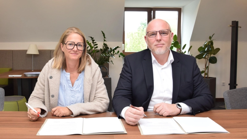 Auf der Suche nach größeren Räumen sind die MVZ-Verantwortlichen bei der Firma Beil fündig geworden. Mit ihren Unterschriften unter dem Mietvertrag besiegelten Catrin Beil, Geschäftsführerin bei der Firma Beil, und Stefan Grün, Vorsitzender des Kommunalunternehmens, die Partnerschaft. (Foto: Florian Schwab)