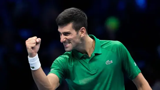 Hat das Halbfinale der ATP-World Tour Finals erreicht: Novak Djokovic jubelt nach seinem Sieg. (Foto: Antonio Calanni/AP/dpa)
