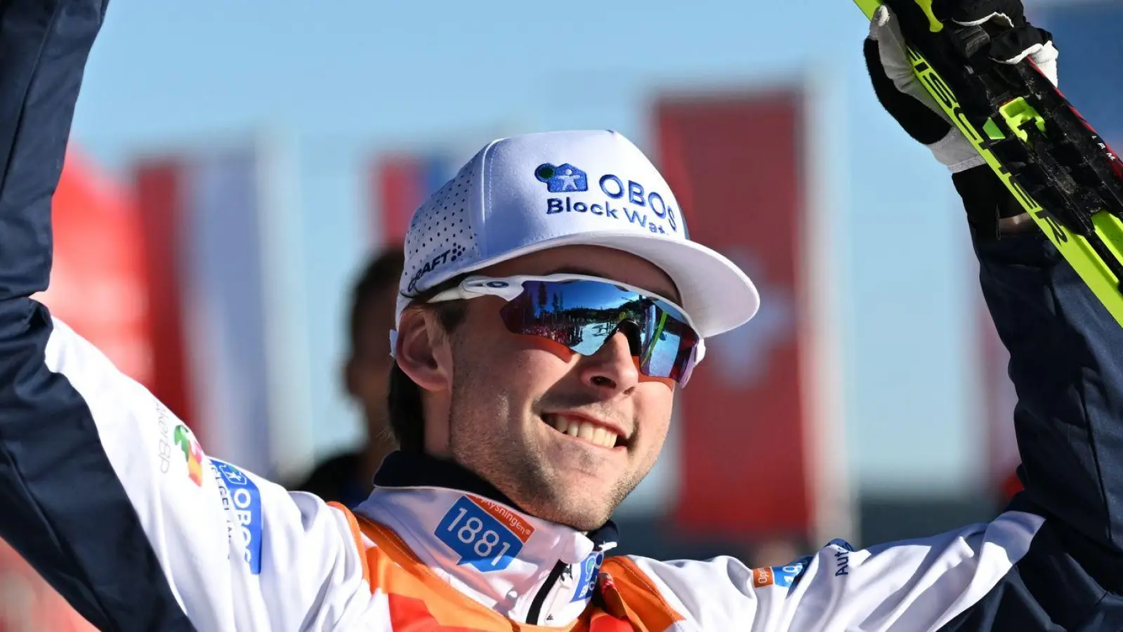 Der Norweger Jarl Magnus Riiber freut sich in Otepää über den Sieg. (Foto: Bernd Weißbrod/dpa)
