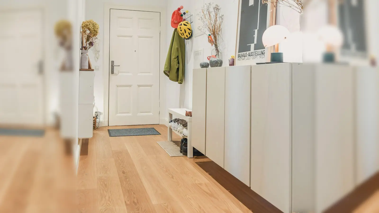 Helle Farben und gute Beleuchtung machen den Flur freundlicher: Mehrere Lichtquellen schaffen eine angenehme Atmosphäre. (Foto: Zacharie Scheurer/dpa-tmn)