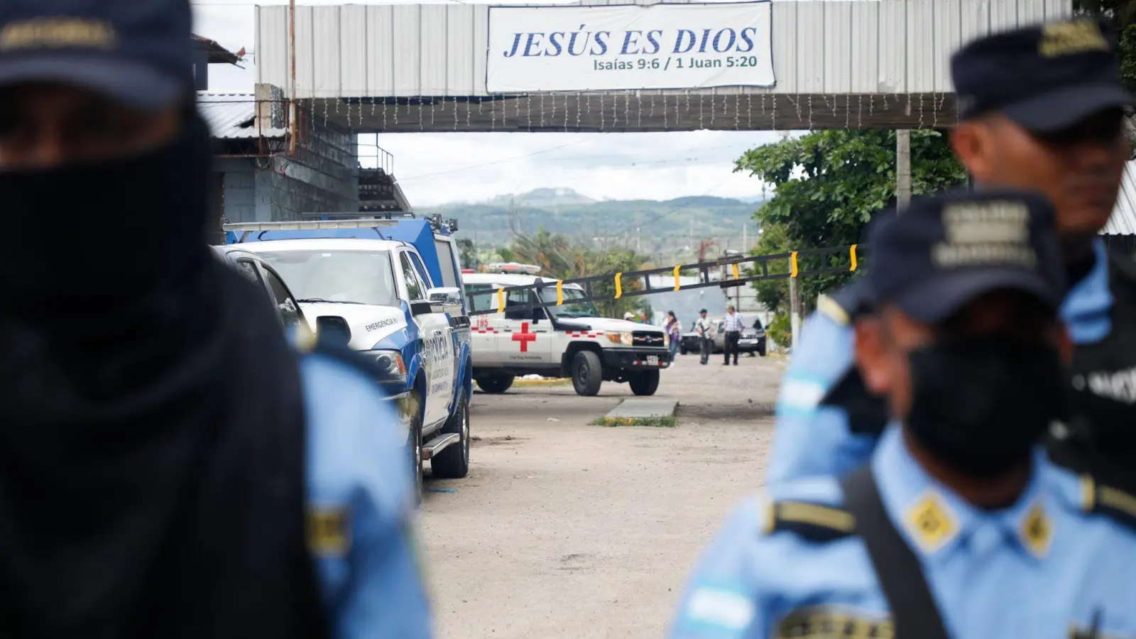 Ein Krankenwagen steht am Eingang des Frauengefängnisses in Tamara am Stadtrand von Tegucigalpa. (Foto: Elmer Martinez/AP/dpa)