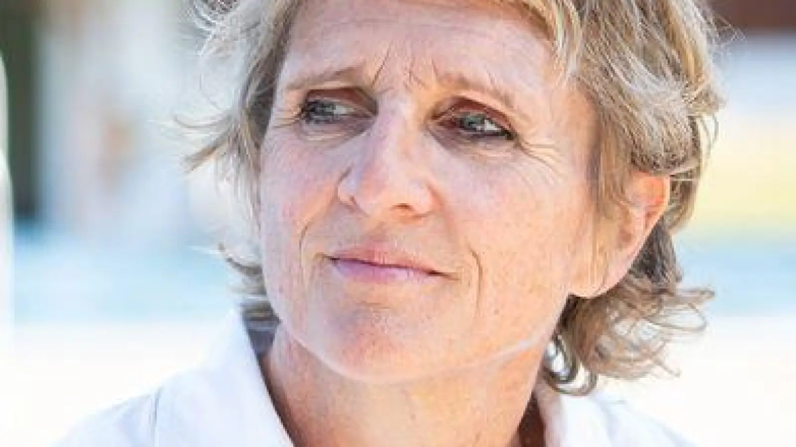 Susanne Pawlik hat den autobiografisch gefärbten Roman „Weiterschwimmen“ über den Tod eines Kindes geschrieben. (Foto: Lukas Barth-Tuttas/dpa)