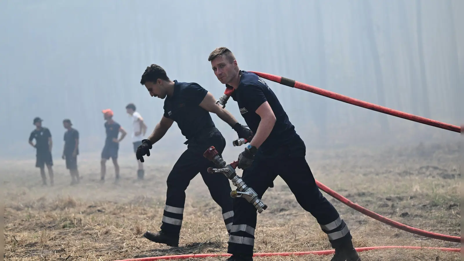 Die Feuerwehrleute in Frankreich sind bis zur vollkommenen Erschöpfung im Einsatz. (Foto: Emma Da Silva/AP/dpa)