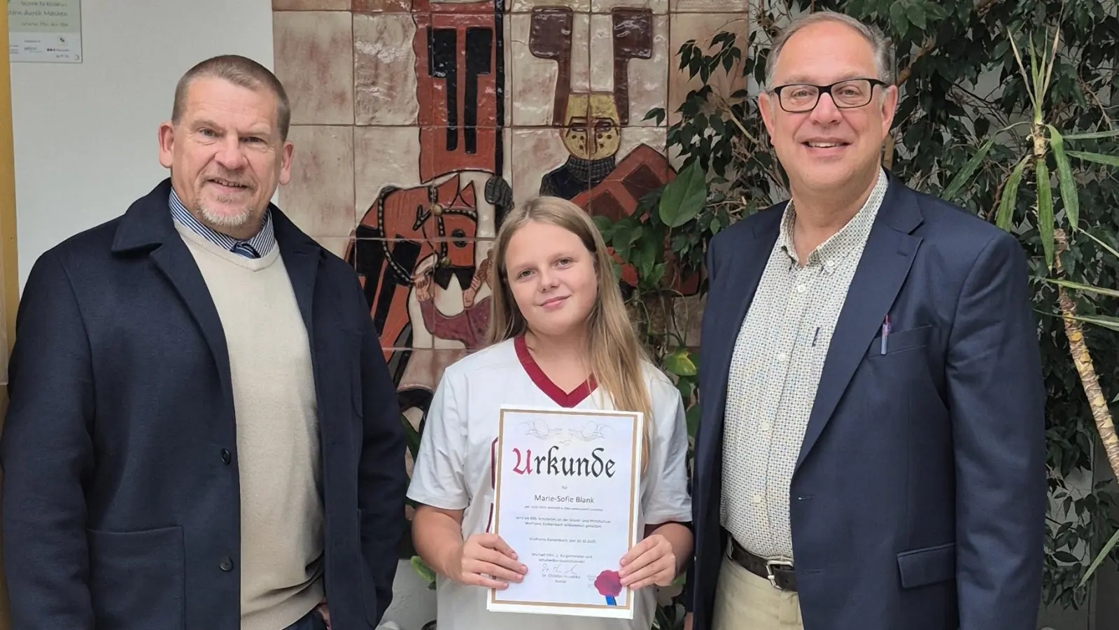 Freuen sich über die 400. Schülerin Marie-Sophie Blank: Schulleiter Dr. Christian Hruschka (links) und Bürgermeister und Schulverbandsvorsitzender Michael Dörr. (Foto: Katrin Hanl)