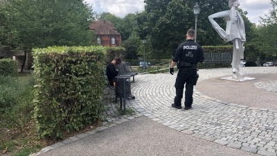 In dieser Woche machte eine Bettelbande auch in Ansbach Station. Hier kontrollierte ein Polizeibeamter an der Riviera eine junge Frau und erteilte einen Platzverweis. (Foto: Florian Pöhlmann)
