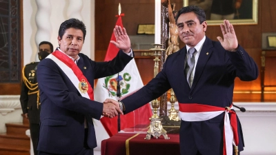 Präsident Pedro Castillo (l.) und Willy Huerta Olivas, der neue Innenminister. (Foto: Vidal Tarqui Palomino/Presidencia Peru/dpa)