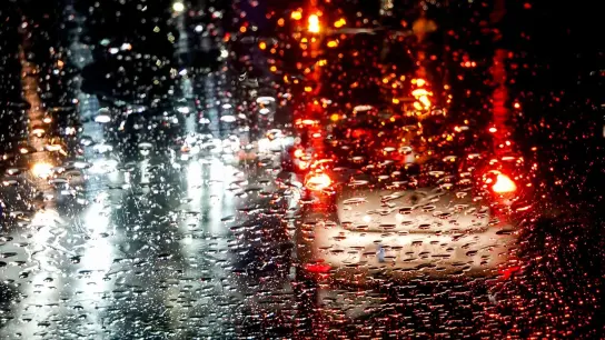 Nichts mehr zu sehen? Auf das automatische Licht des Autos verlässt man sich bei Nebel, Regen und schlechter Sicht besser nicht. (Foto: Jan Woitas/dpa/dpa-tmn)
