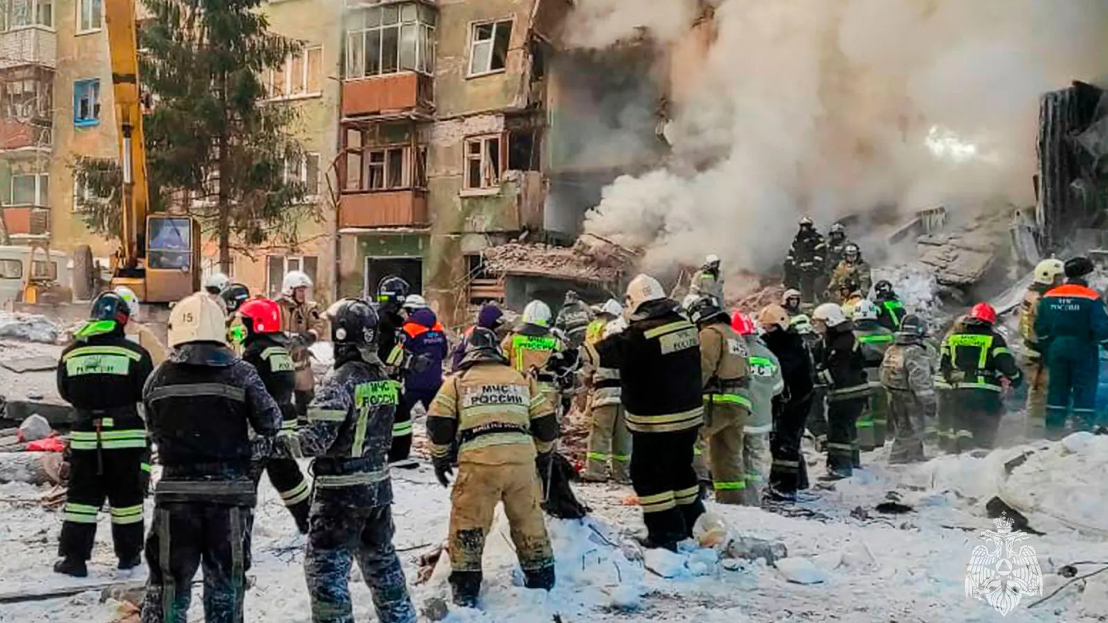 Rettungskräfte im Einsatz vor einem fünfstöckigen Wohnhaus in Novosibirsk, das nach einer Gasexplosion eingestürzt ist. (Foto: Uncredited/Russian Emergency Ministry Press Service/AP/dpa)