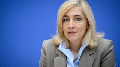 Zerstreut Sorgen über die Versorgung mit Medikamenten: Ministerin Warken. (Foto: Bernd von Jutrczenka/dpa)