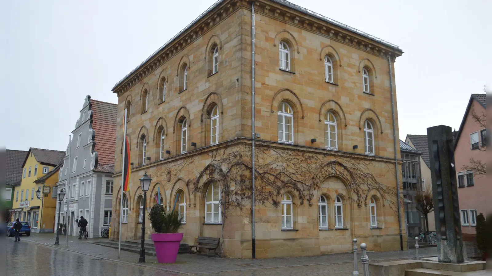 Im Wassertrüdinger Rathaus werden von der Verwaltung die Beschlüsse des Stadtrates umgesetzt. Bei der Wahl am 8. März entscheidet sich die künftige Zusammensetzung des Kommunalparlaments. (Foto: Peter Tippl)