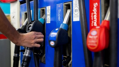 Tanken war im Mai wieder etwas günstiger. (Illustration) (Foto: Lennart Preiss/dpa)