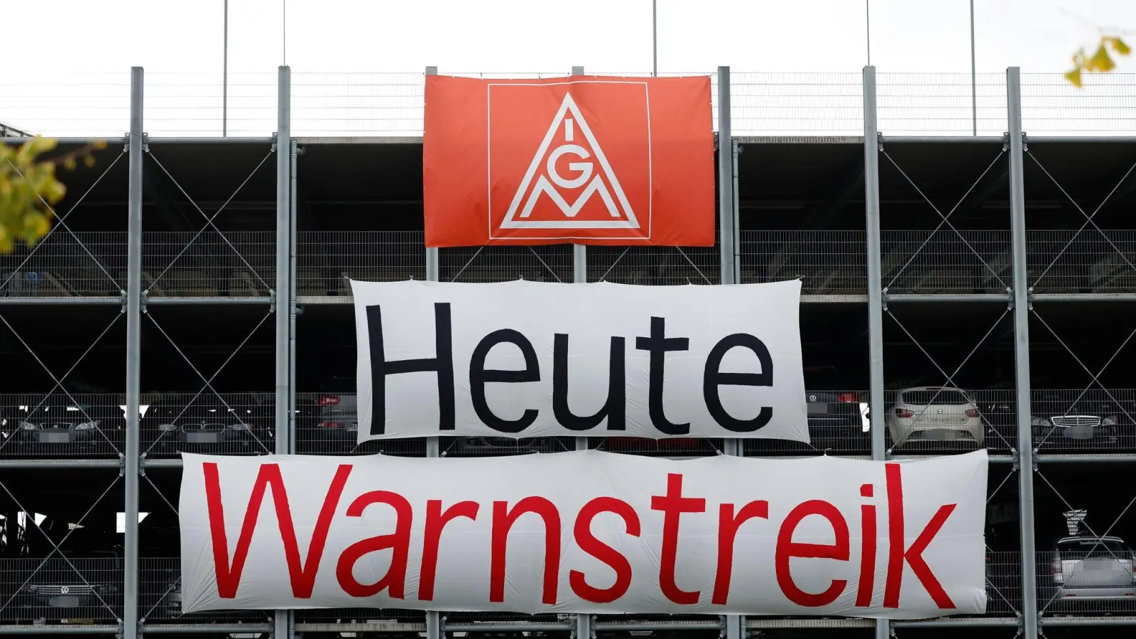 Blick auf Banner eines Warnstreiks der IG Metall in Schweinfurt. (Foto: Heiko Becker/dpa)