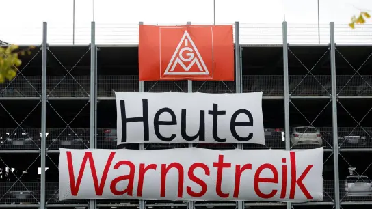Blick auf Banner eines Warnstreiks der IG Metall in Schweinfurt. (Foto: Heiko Becker/dpa)