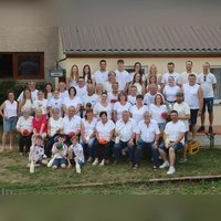 Wo sich Jung und Alt treffen: Unser Foto zeigt die Keglerinnen und Kegler aus St. Ulrich, Volkertsweiler, Schönmühle und Koppenschallbach vor dem Gebäude ihrer Kegelbahn.  (Foto: Claudia Möbus)