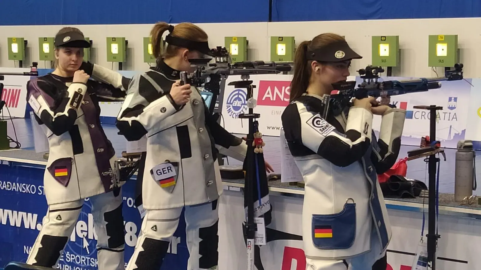 Famoses Trio: Xenia Mund, Theresa Schnell und Alyssa Ott (von links) holten zum Abschluss der Europameisterschaft noch Bronze. (Foto: Rainer Bauer)