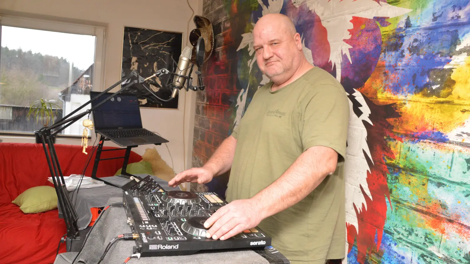 Frank Böhm betreibt in Rockenbach den Reggae-Sender „Bubble Radio“ und legt unter dem Pseudonym „DJ Irie Franky“ auf. (Foto: Johannes Zimmermann)