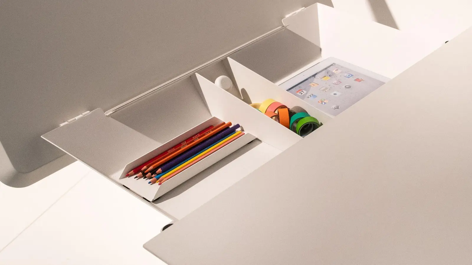 Auch kleine Schreibtische bieten Stauraum unter einer hochklappbaren Platte, wie dieses Modell von Müller Small Living. (Foto: Franziska Gabbert/dpa-tmn)