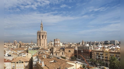 Die Kathedrale von Valencia überragt die Altstadt der Mittelmeermetropole. (Foto: Alexandra Frank/dpa-tmn)