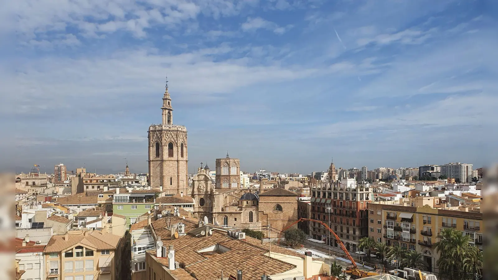 Die Kathedrale von Valencia überragt die Altstadt der Mittelmeermetropole. (Foto: Alexandra Frank/dpa-tmn)