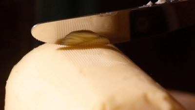Butter ist in Deutschland beliebt - aber wie sieht es mit der Ökobilanz aus? (Foto: Fernando Gutierrez-Juarez/dpa/dpa-tmn)