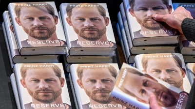 Zum Bestseller avancierten die Memoiren von Prinz Harry, die auf Deutsch unter dem Titel „Reserve“ erschienen. (Foto: Jens Kalaene/dpa)