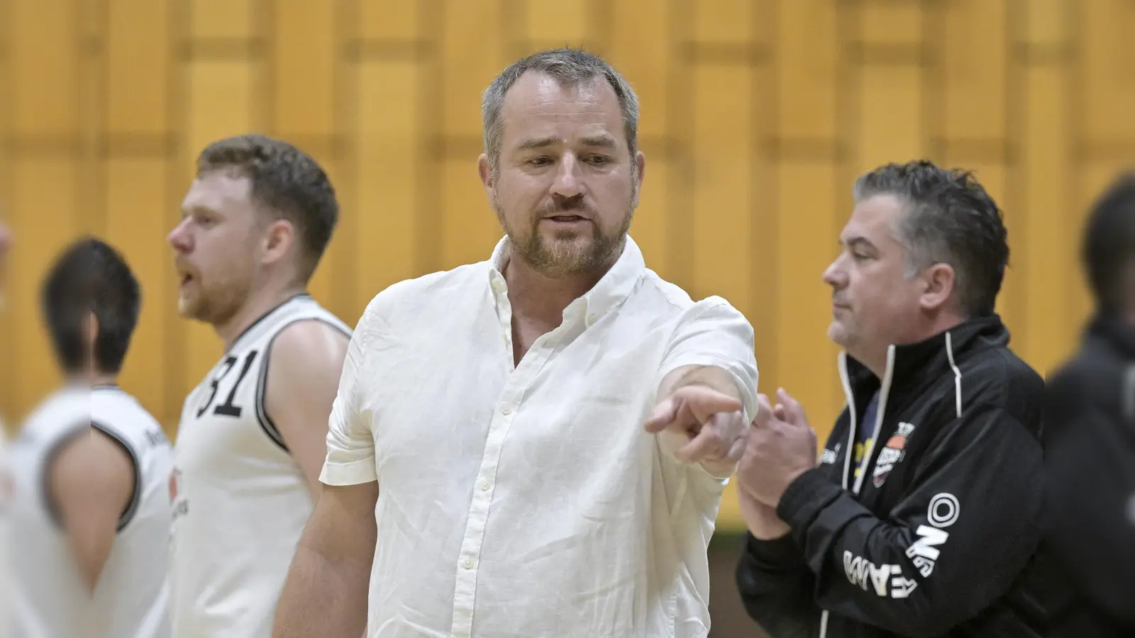 Trainer Claus Winkelspecht weist den Neustädter Basketballern den Weg. (Foto: Martin Rügner)