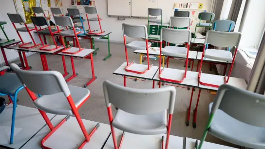 Leeres Klassenzimmer nach dem Beginn der Pandemie im März 2020 im Berliner Stadtteil Friedenau. (Foto: Kay Nietfeld/dpa)