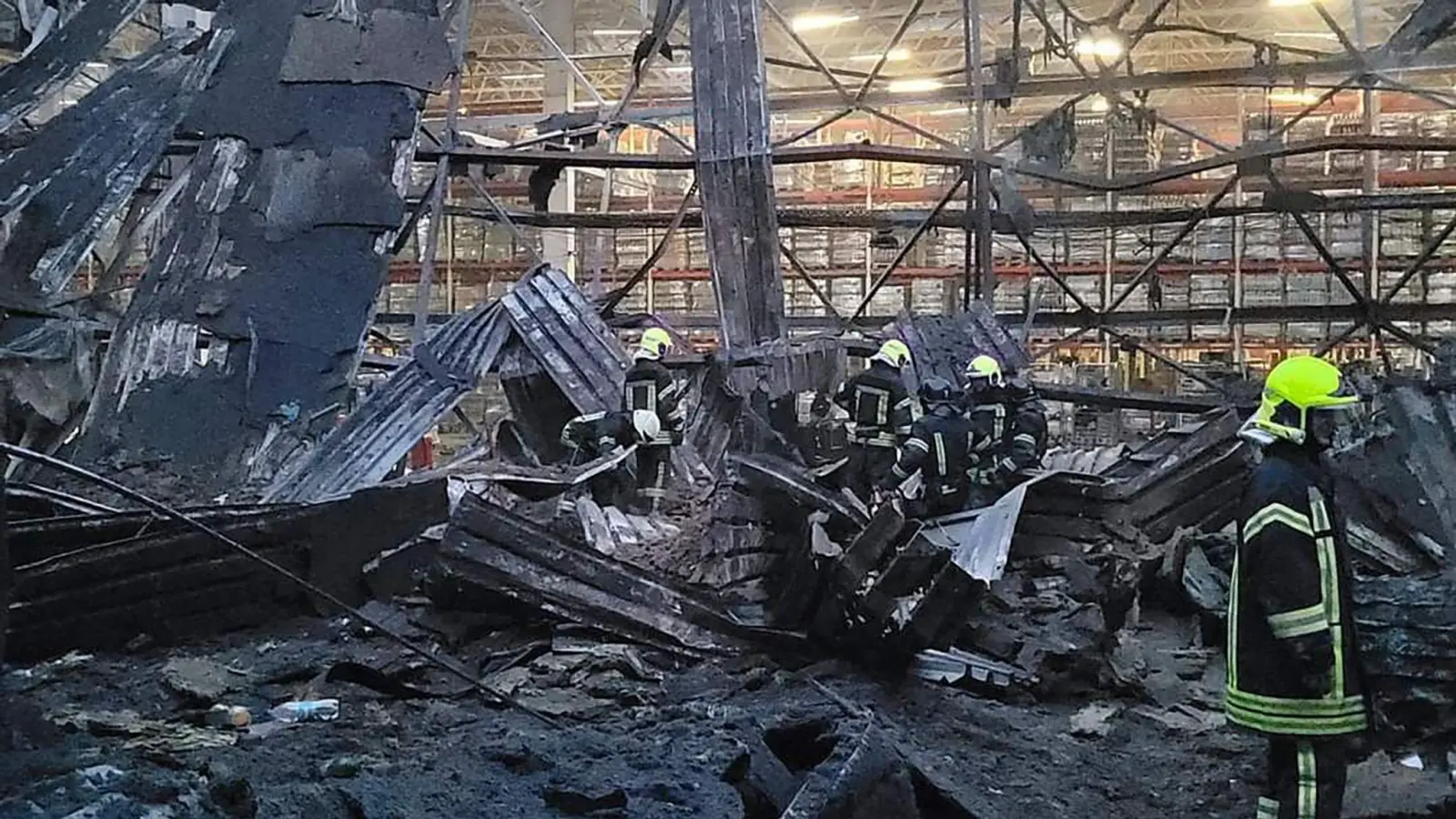 Nach einem russischen Luftangriff auf Odessa Mitte Juni löschen Feuerwehrleute einen Brand in einem Lagergebäude. Nun hat Russland die Schwarzmeerstadt erneut angegriffen. (Foto: Uncredited/Ukrainian Emergency Situation Press Office/AP/dpa)