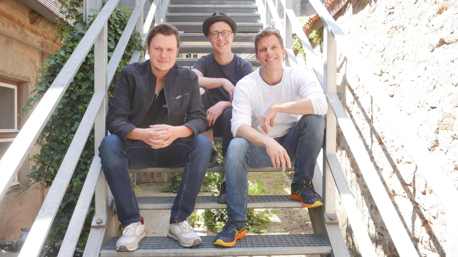 Jan Fritz Meier, Marcel Kaiser und Jochen Schaible (von links) spielen bei dem Stück „Dancing Queen– das große ABBA Konzert“ mit. (Foto: Lisa-Maria Liebing)