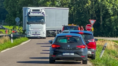 Wenn sich Schwerlastverkehr und Festivalfahrzeuge begegnen, wird es manchmal knifflig, so wie hier an einer Einmündung in die Staatsstraße 2218 bei Sinbronn. (Archivbild: Martina Haas)