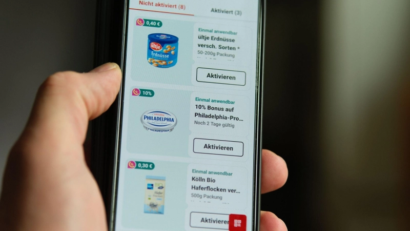 Rewe lockt Kunden mit einem Bonus - der Gesamtpreis der betreffenden Produkte wird nicht angezeigt. (Foto: Georg Hilgemann/dpa)