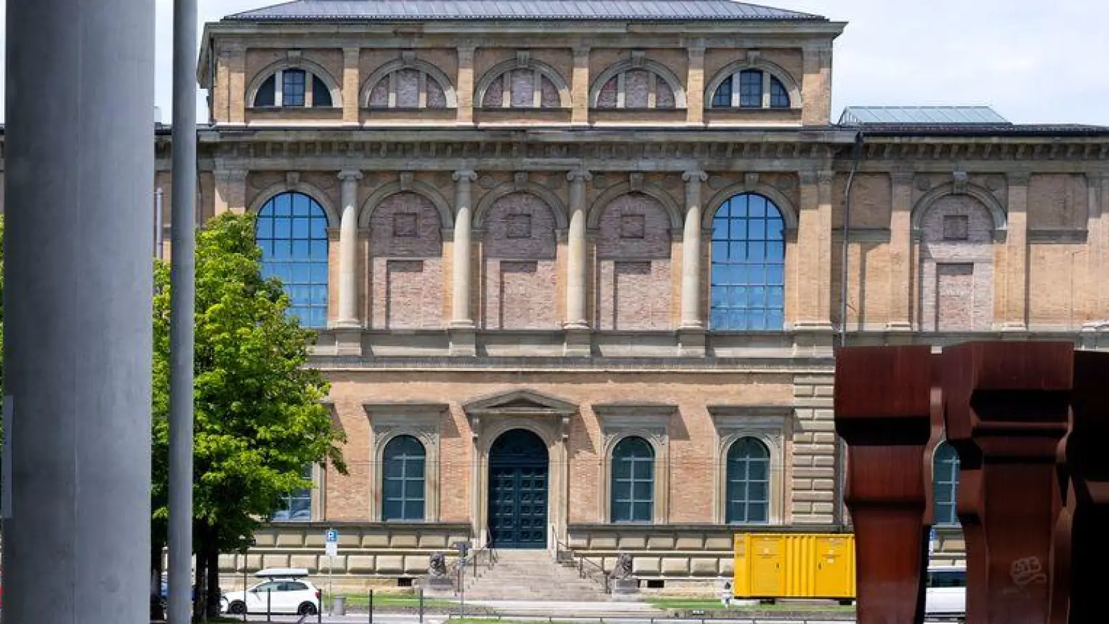 Zu den Staatsgemäldesammlungen gehören auch die Alte Pinakothek (r.) und die Pinakothek der Moderne (l.). (Archivfoto) (Foto: Sven Hoppe/dpa)