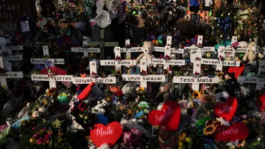 Kreuze mit den Namen der Opfer sowie Blumen, Luftballons und Plüschtiere bilden eine Gedenkstätte zu Ehren der Opfer nach dem Schulmassaker. (Foto: Jae C. Hong/AP/dpa)